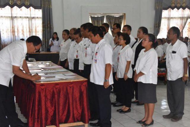Pejabat Pemkab Humbahas Tandatangani Perjanjian Kerja 2018