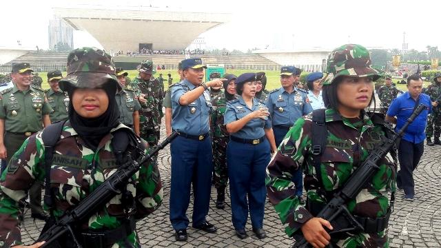 Kasum TNI Tinjau Gladi Apel Bersama Wanita TNI dan Polwan