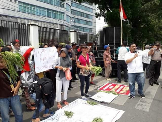 Pedagang Pasar Marelan Buka Lapak di Depan Balai Kota Medan