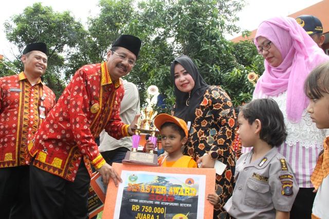 Gubsu Beri Penghargaan Penggiat Peduli Kebencanaan