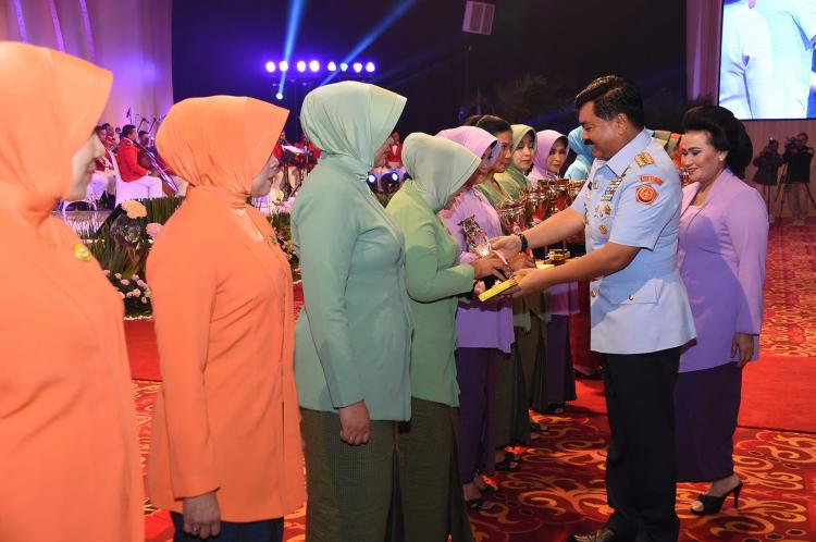 Panglima TNI Berikan Piala Pemenang Lomba HUT ke-54 Dharma Pertiwi