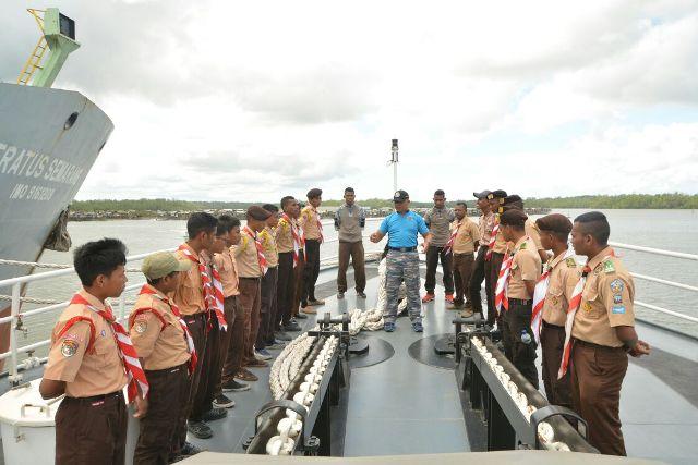 Pramuka Saka Bahari Timika Kunjungi KN Tanjung Datu-1101