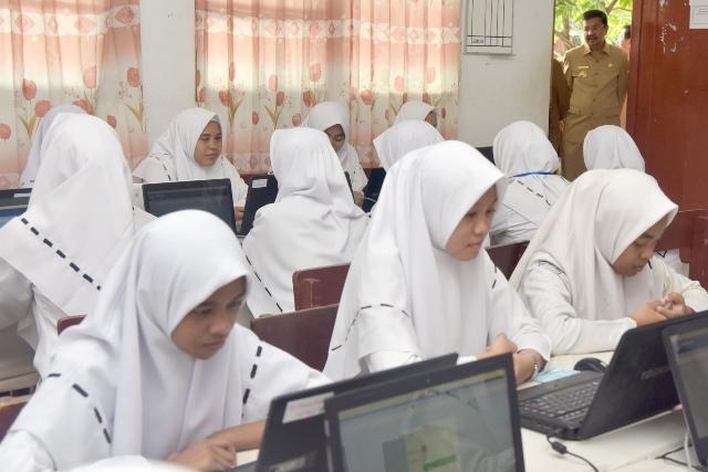 Gubsu Tinjau UNBK SMA, Jumlah SMA Pelaksana UNBK di Sumut Meningkat Pesat