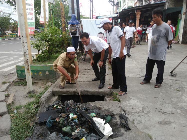 Kondisi Drainase Jalan AR Hakim Mengkhawatirkan