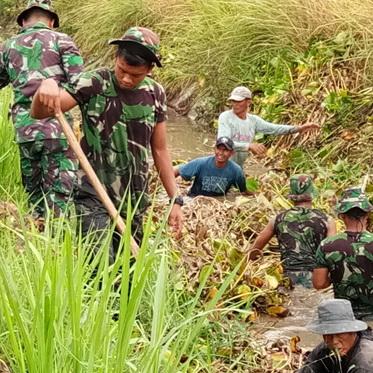 TNI dan Polri Beserta Masyarakat Kerja Sama Bersihkan Saluran Irigasi