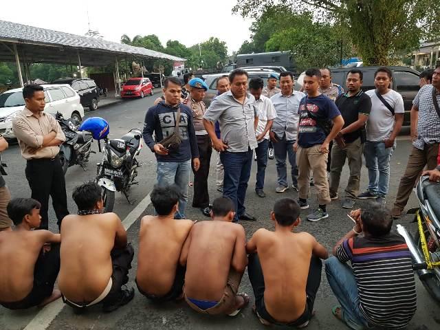 Culik Roni, 5 Pemuda Ini Diamankan Satreskrim Polres Binjai di Depan Kantor Camat Helvetia 