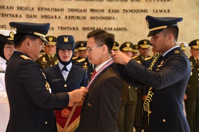 Panglima TNI Sematkan Bintang Jalasena Utama kepada Mantan Kasal Singapura