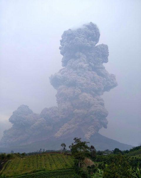 Jumat Sore Gunung Sinabung Kembali Meletus, Relokasi Jalan Terus