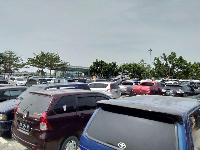 Pengendara Keluhkan Sempit dan Semrawutnya Parkir Bandara Kualanamu