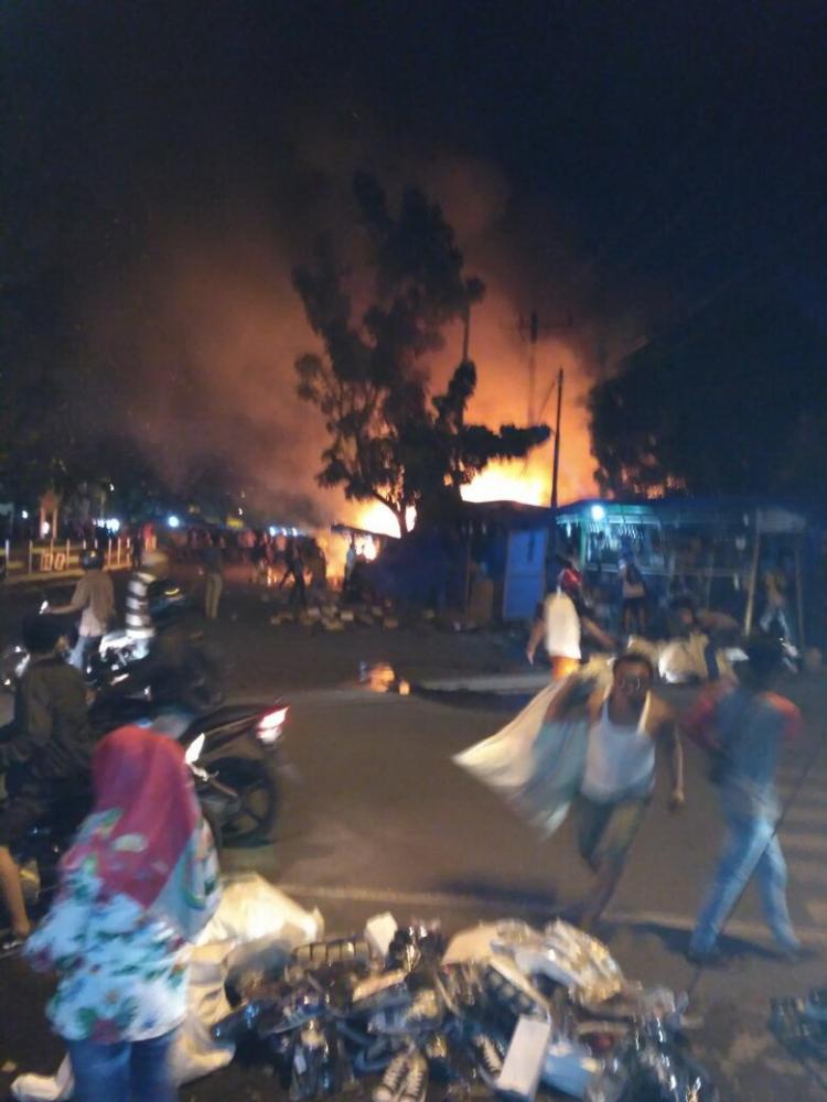 Kios Sepatu dan Jam Tangan di Kawasan Stadion Teladan Terbakar