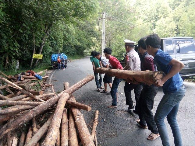 Kayu Berceceran di Jalan KM 40-41 Nagori Sibaganding Parapat, Polres Simalungun Bantu Pindahkan