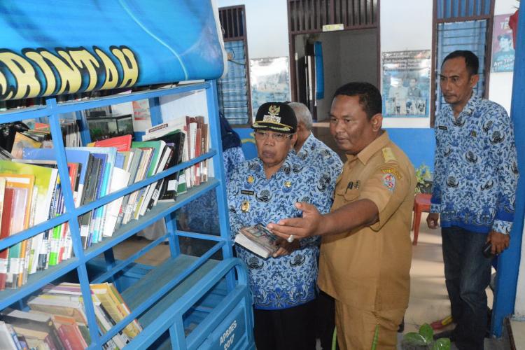 Plt Bupati Deliserdang Bagikan Akte Kelahiran saat Kunker di Lubuk Pakam