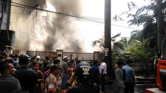 Gudang Ban Bekas di Jalan Brigjend Katamso Ludes Terbakar