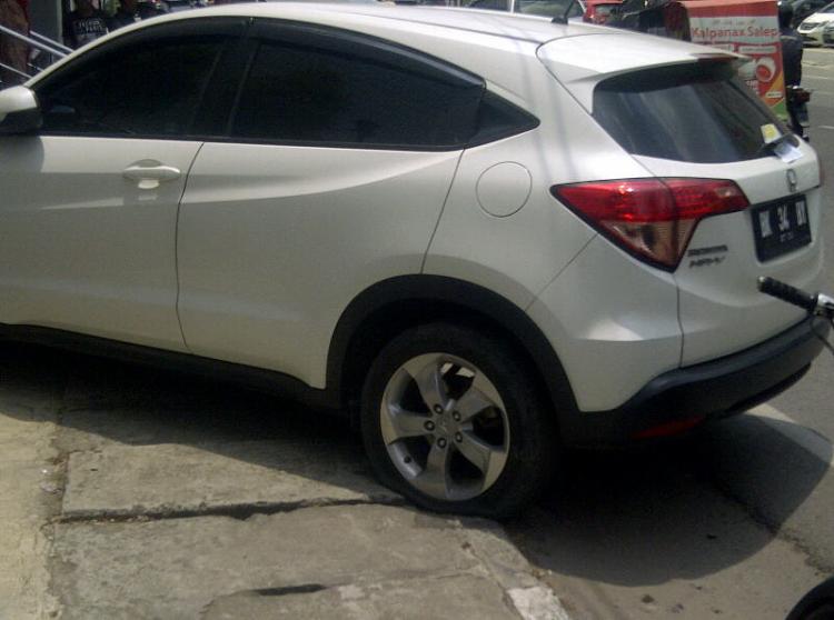 Parkir Sembarangan, Inilah Dampaknya Bagi Mobil Mewah Ini 