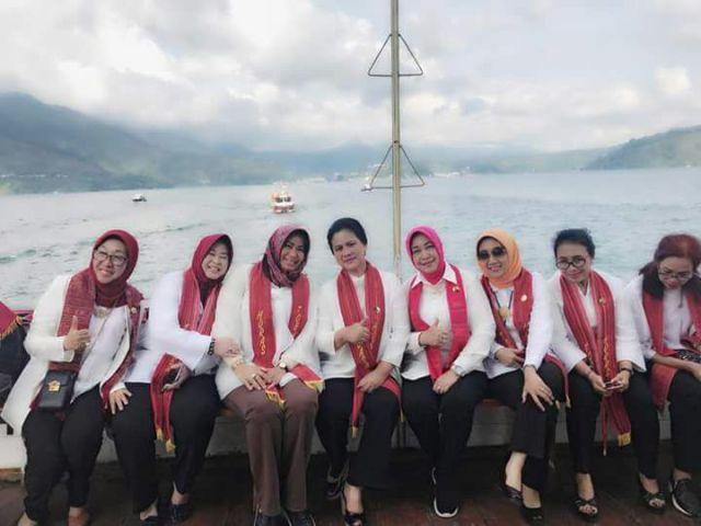Iriana Jokowi Nikmati Keindahan Danau Toba dari Kapal Rumah Batak