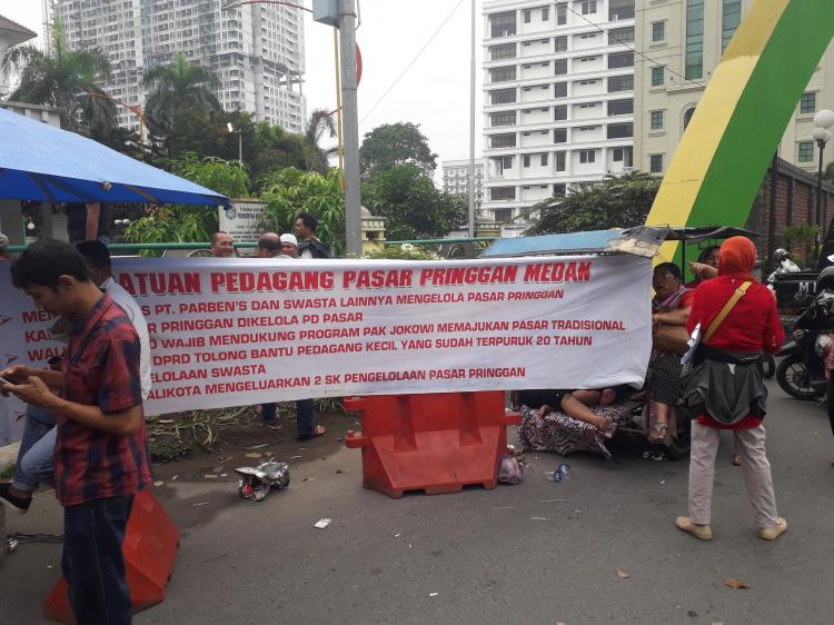 PT Parbens Kelola Pasar Pringgan, Pedagang Protes