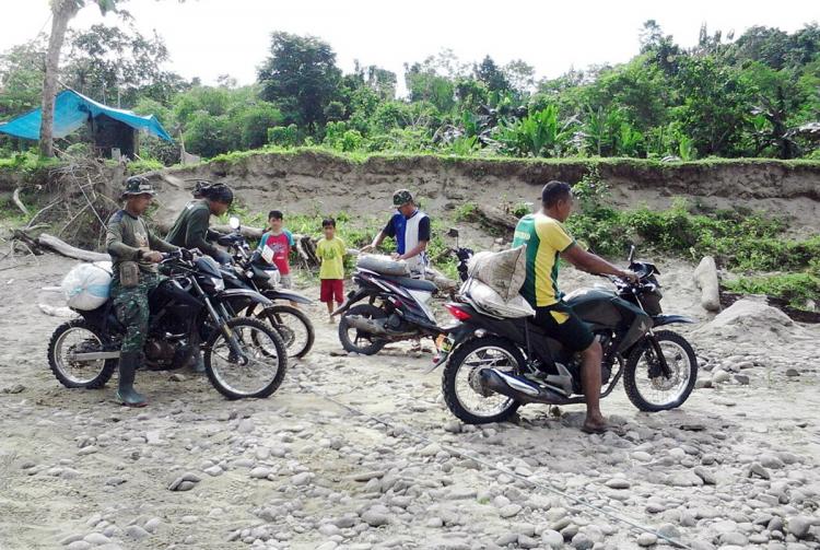Anggota TNI Bersama Warga Lenggo Angkut Bahan Material Gunakan Motor Dinas