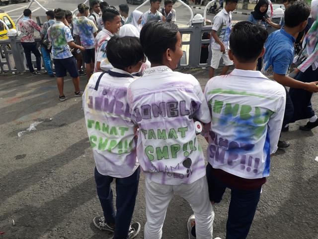 Usai UN, Giliran Anak SMP yang Coret-coret di Kawasan Lapangan Merdeka Medan