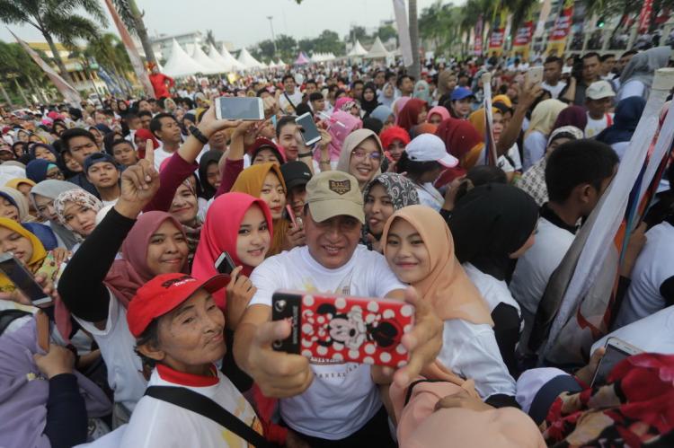 Edy-Ijeck Ikut Jalan Santai Nasional, Begini Respon Warga