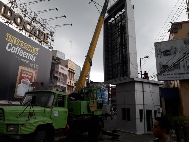 Satpol PP Kembali Bongkar Reklame Liar di Simpang Jalan Sutomo Medan