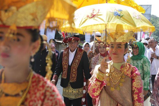 Di Natal, Edy-Nawal Lubis Diarak dan Diupah-upah Bak Pengantin Baru
