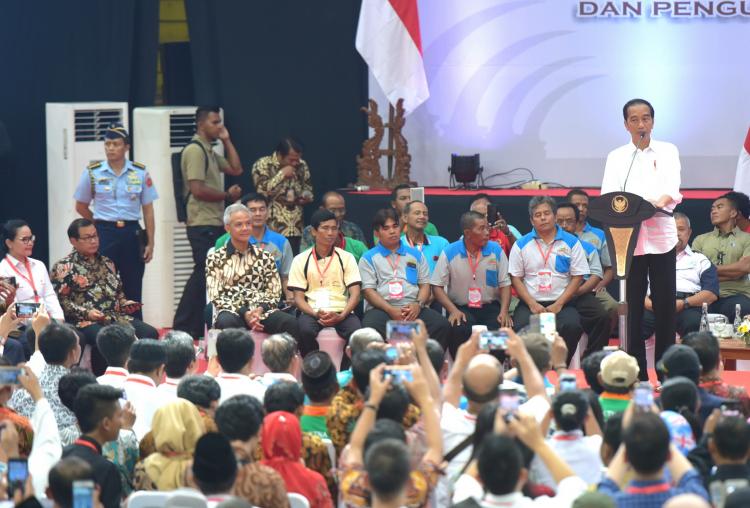 Bertemu Kelompok Tani, Presiden Sampaikan Pentingnya Modernisasi Penggilingan Padi dan Mesin Kemasan