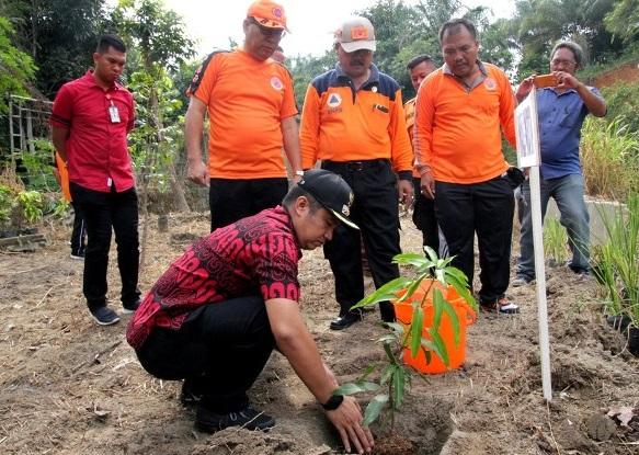 Peringati Hari KBN, Wali Kota Pematangsiantar Tanam Pohon di Bibir Sungai Bahapal 