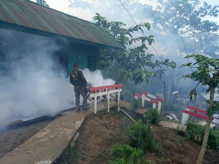 Satgas Yonif 126/KC Lakukan Fogging dan Penyuluhan Cegah Penyakit Malaria di Keerom Papua