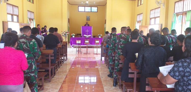 Prajurit Satgas Yonif 126/KC Hadiri Ibadah Jumat Agung di Gereja GKI Pison