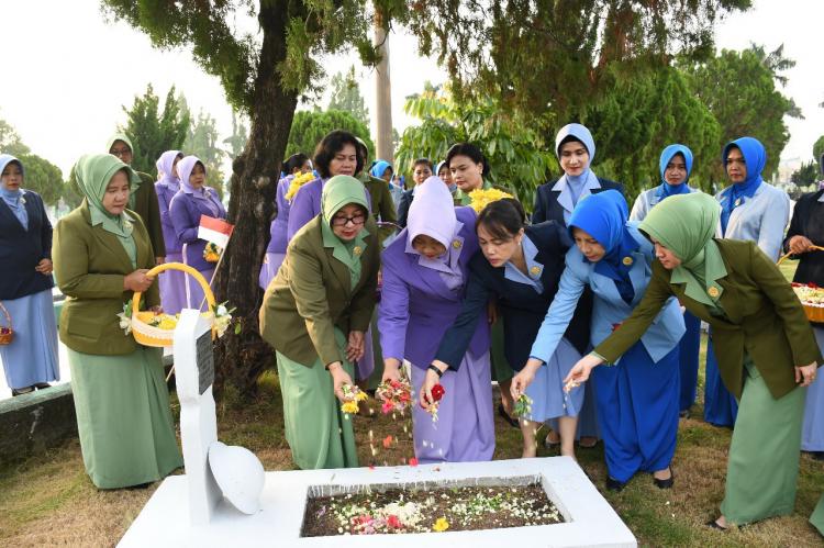 HUT ke-55 Dharma Pertiwi, Ketua Dharma Pertiwi A Pimpin Ziarah Rombongan