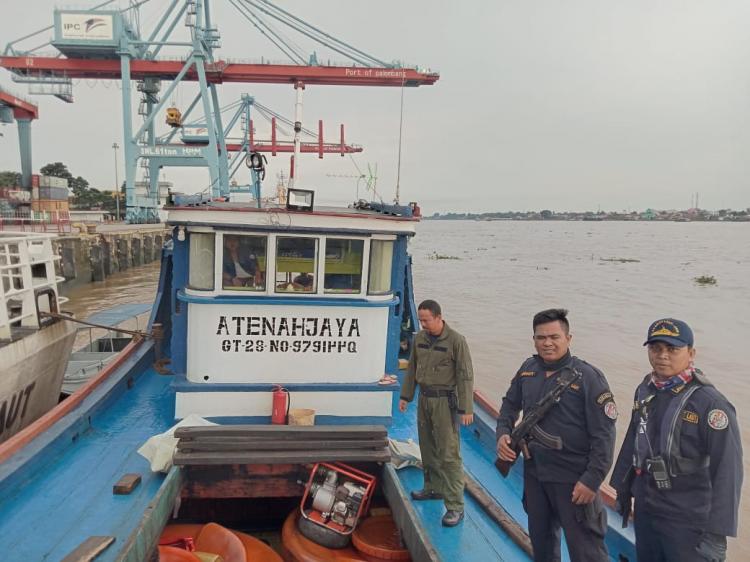 Diduga Muat BBM Ilegal, KN Belut Amankan Kapal di Sungai Musi