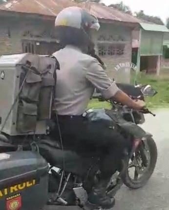 Dengan Speaker Portable, Kapolsek Himbau Warga Pantai Cermin untuk Nyoblos di Pemilu 2019