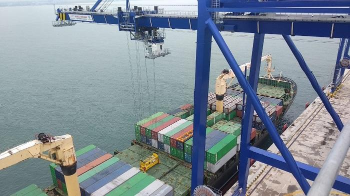 MV Oriental Diamond Sandar di Pelabuhan Kuala Tanjung