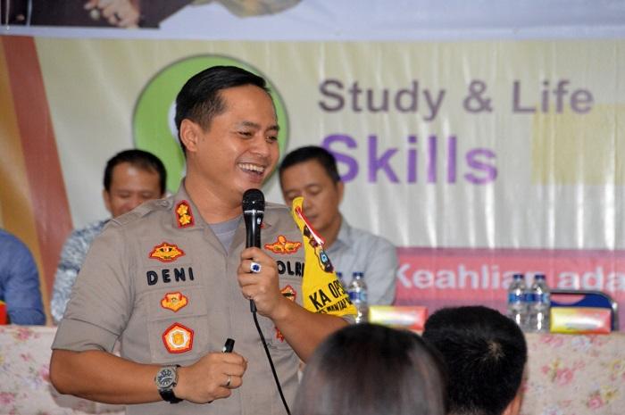 Ratusan Mahasiswa STIE Pembnas Nias Ikuti Kuliah Umum dari Kapolres Nias