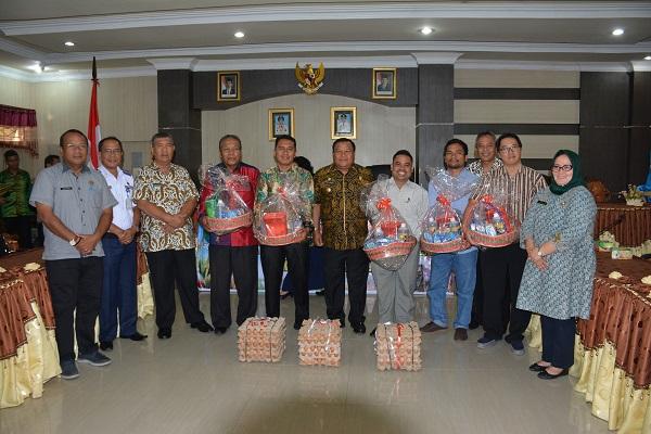Wali Kota Sibolga Serahkan Paket Paskah Kepada Pengurus Gereja di Kota Sibolga