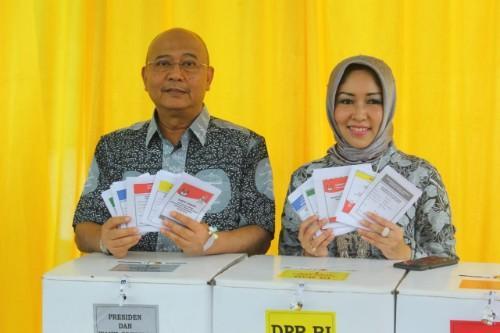 Walikota Medan dan Istri Berikan Hak Pilihnya pada Pilpres dan Pileg 2019 di TPS 112