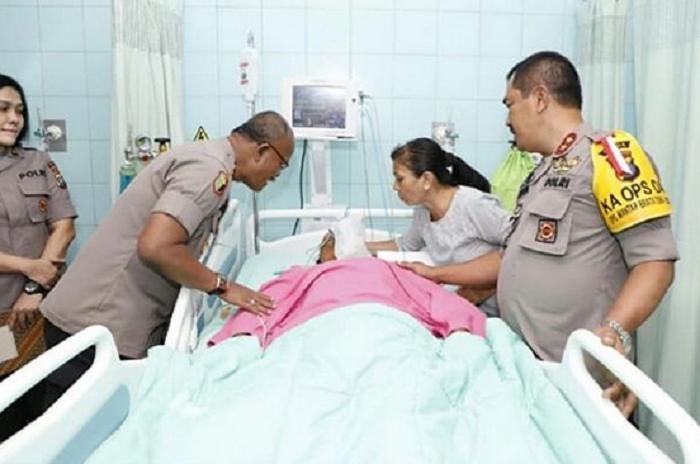 Kritis Karena Lakalantas Usai Pengamanan TPS, Kapoldasu Jenguk Aiptu Sembiring