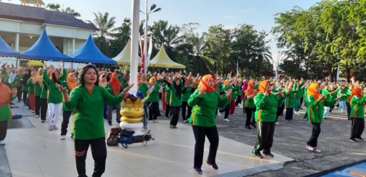 Sambut Hari Lansia, Delmeria dan Wali Kota Sibolga Lakukan Senam Bersama Lansia