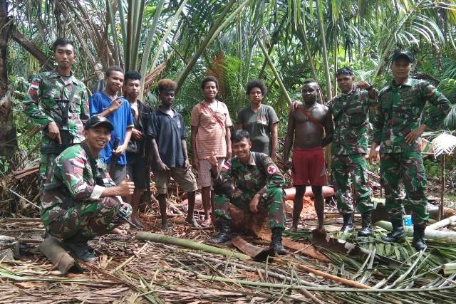Pamtas Yonif 411 Patroli Simpatik di Bivak Pedalaman Hutan Sambleber Papua