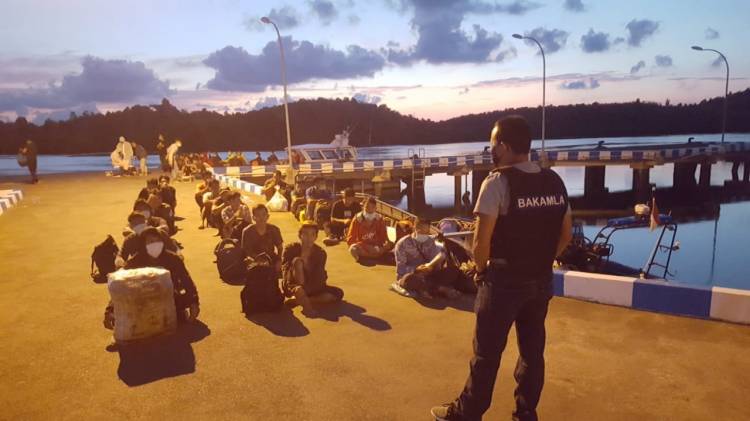 Bakamla RI Amankan 47 TKI dari Malaysia melaui Pelabuhan Tikus 