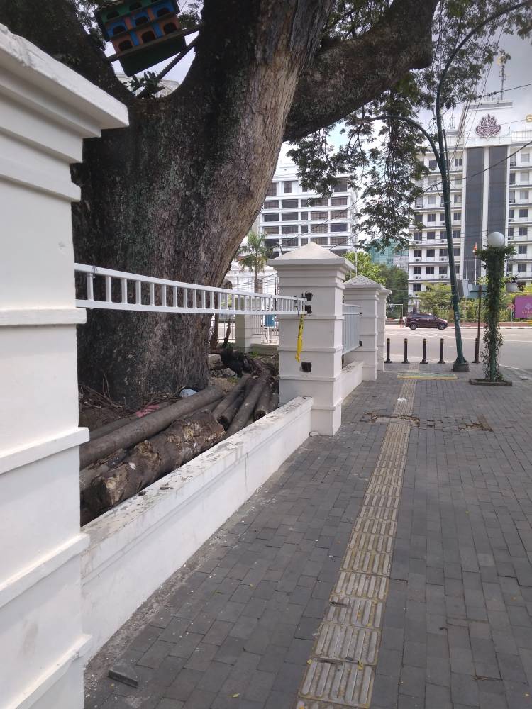 Polisi Buru Pelaku Pencurian Pagar Besi Lapangan Merdeka 