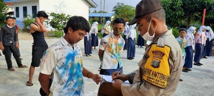 Konvoi Puluhan Pelajar Disetop Polsek Namorambe