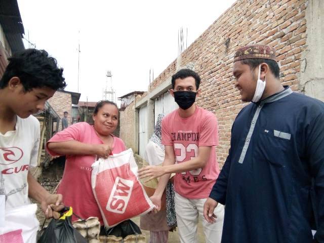 BKM Al-Akbar Grand Monaco Salurkan Paket Sembako ke Warga Terdampak Covid-19