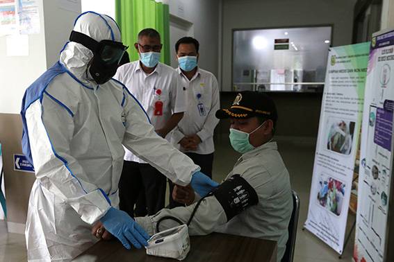 Kemkes Minta Tingkatan APD bagi Tenaga Medis saat Tangani Covid-19