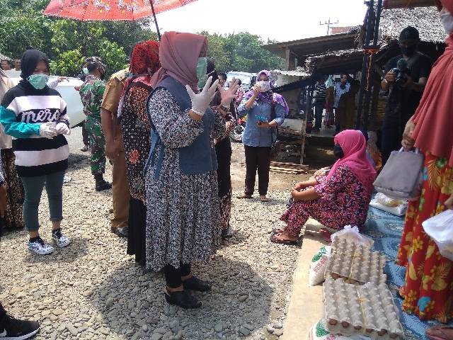 Sambut Ramadhan 1441 H, Keluarga Bupati Langkat Bergerak Bersama Berikan Sembako Warga Terdampak Covid 19 