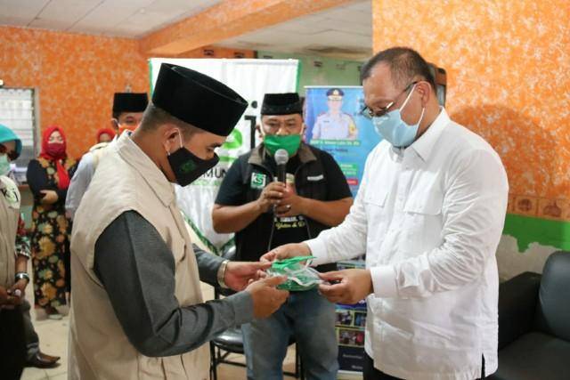 Plt Wali Kota Medan Berikan 500 Masker untuk Dibagikan Komunitas Sedekah Jumat