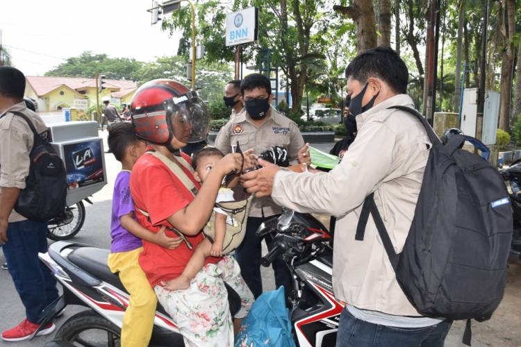 WUPDS G-17 Bagikan Seribu Masker kepada Pengguna Jalan