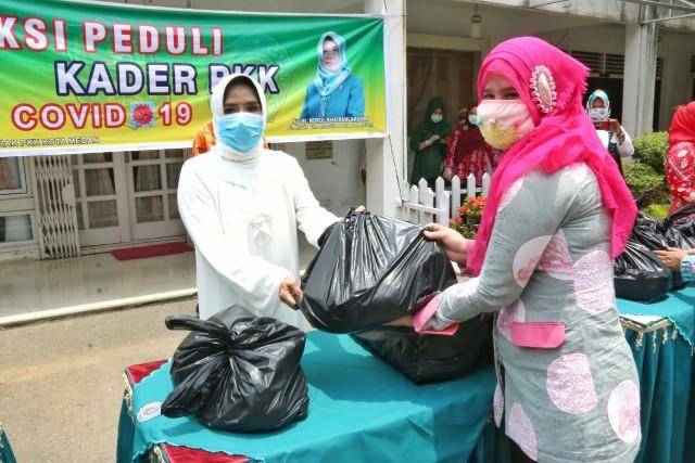 Aksi Peduli Covid-19, Hj Nurul Khairani Akhyar Pimpin Kader TP PKK Kota Medan Berbagi Sembako
