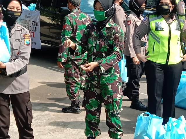 Hari Kartini, Kowad Kodim 0817 dan Polwan Polres Gresik Berbagi Masker dan Sembako