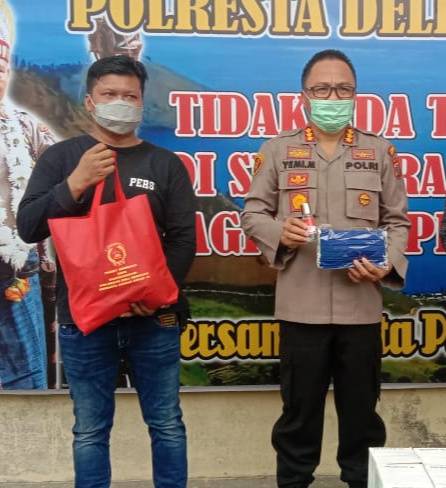 Kapolresta Deli Serdang Serahkan APD dan Sembako Bagi Jurnalis